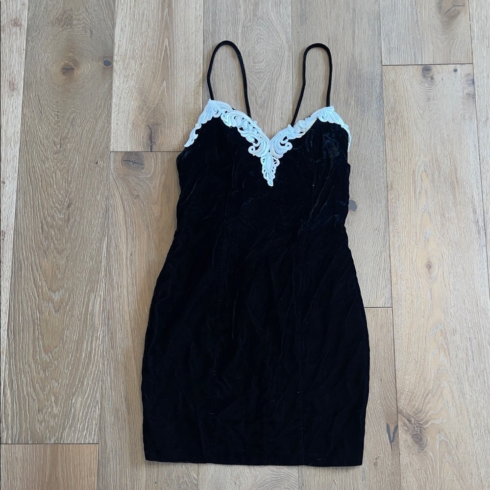 Roberta vintage Black velvet Dress with White bow and lace size 7 date night